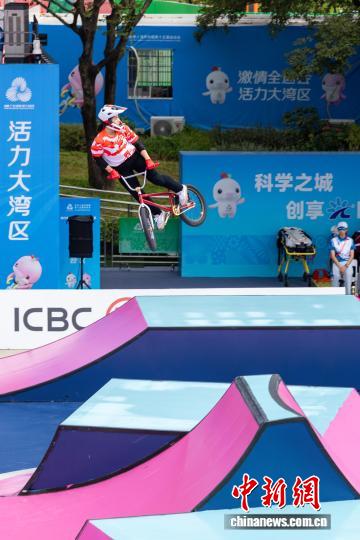 深圳举行的第十五届全国运动会自行车（自由式