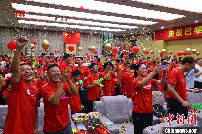 王宗源搭档龙道一巴黎奥运双人3米板夺冠 成最年