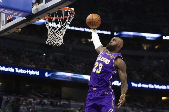 湖人缺阵三大核心仍胜火箭 詹姆斯肯纳德联手助