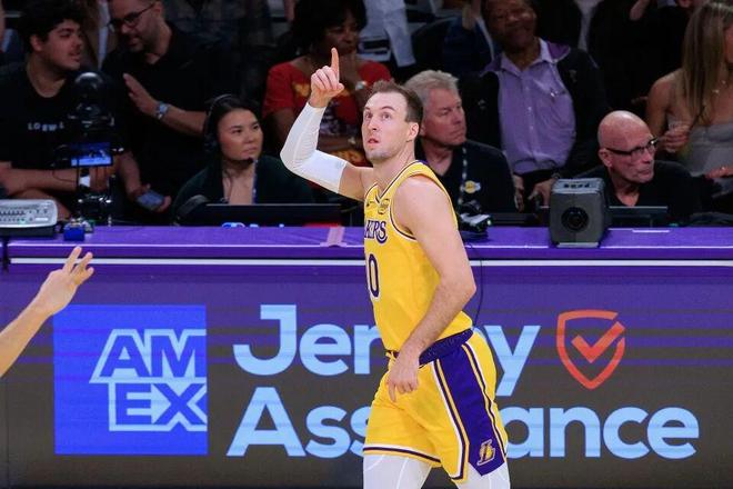 湖人缺阵三大核心仍胜火箭 詹姆斯肯纳德联手助