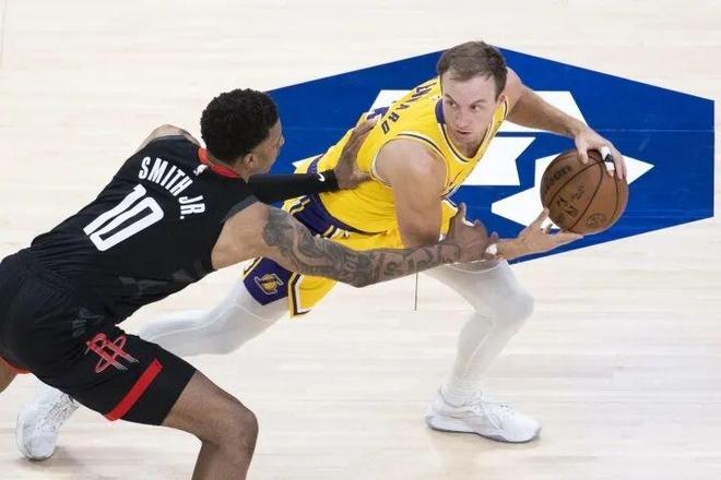 湖人缺阵三大核心仍胜火箭 詹姆斯肯纳德联手助