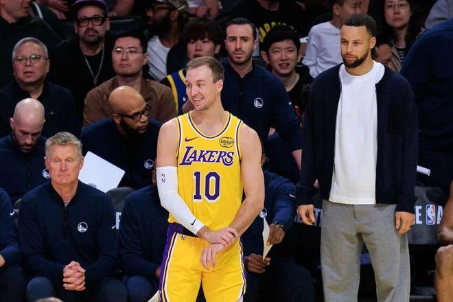 湖人缺阵三大核心仍胜火箭 詹姆斯肯纳德联手助