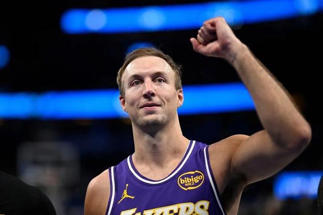 湖人缺阵三大核心仍胜火箭 詹姆斯肯纳德联手助