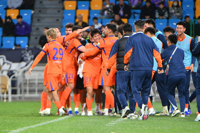 山东泰山2-1逆转津门虎 陈泽仕绝杀首球成关键转