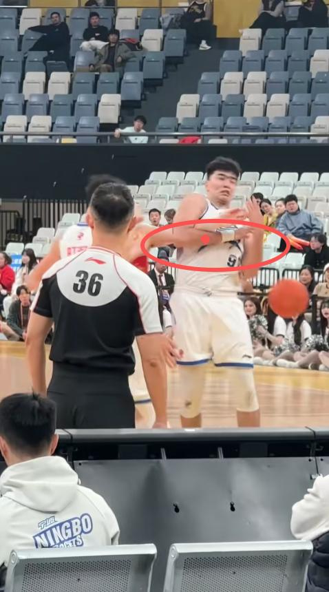 鲁吐布拉危险动作致胡金秋重伤，CBA联赛赛风赛
